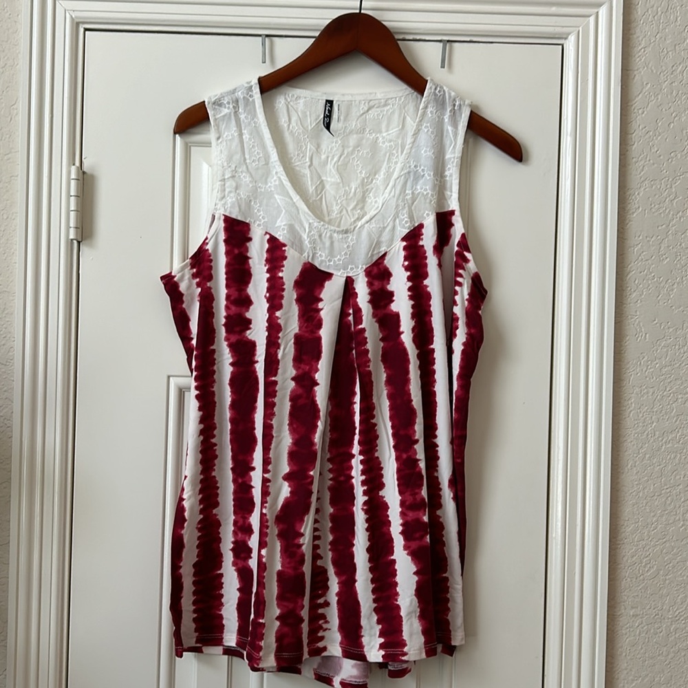 North River Stylish Red and White Women's Sleeveless Top. Size Large, NWT